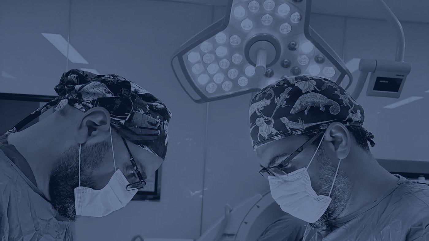 Doç. Dr. Emin Lapsekili ve Doç. Dr. Ümit Alakuş ameliyathanede birlikte çalışırken